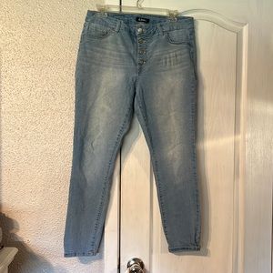 Button up light wash d.jeans